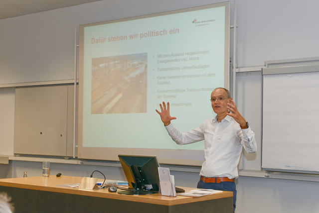 Daniel Aebli von Stahl Gerlafingen referiert an der Veranstaltung Energie-und Ressourceneffizienz bei der Ernst Schweizer AG